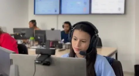Especialista guiando a implantação com o cliente